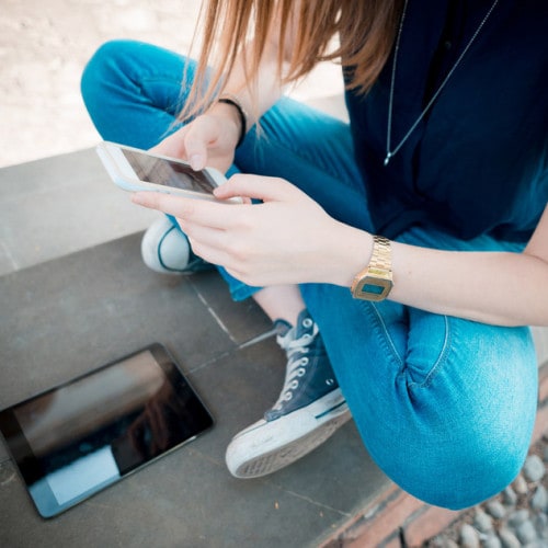 Junge Dame am Smartphone