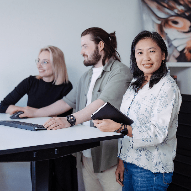 Drei Personen arbeiten gemeinsam an der Webentwicklung