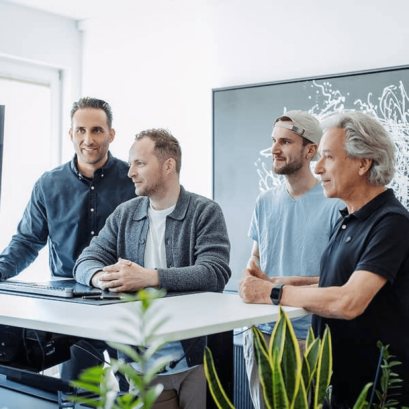 Kreatives Team-Meeting am Stehtisch